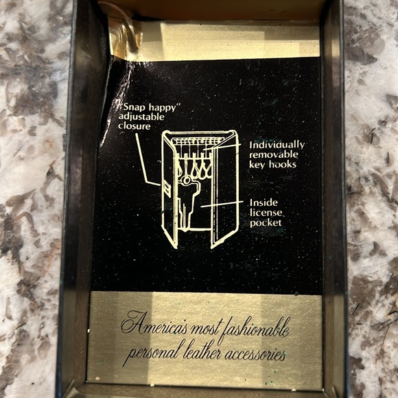 Amity woman’s key case leather trifold designer - Picture 2 of 4